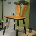 Gotowe - pomalowane drewniane krzesło.
